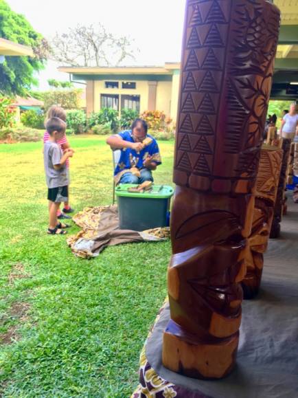 Live wood carving demonstration at the village market - Poipu Shopping Village poipu_shopping_village_the_village_market_live_wood_carver